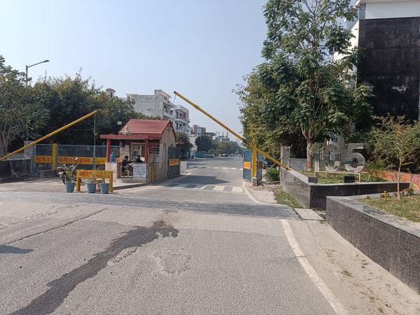 Premium location plot FOR SALE in NOIDA, UP, Delhi-19