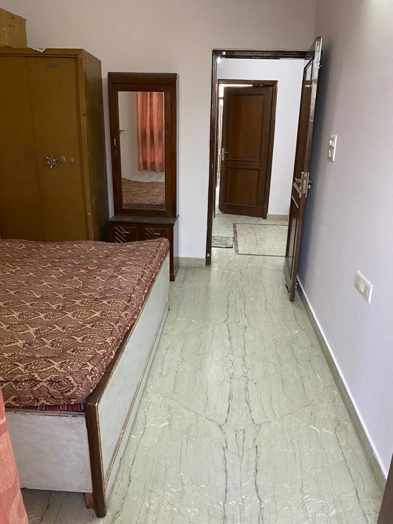 Without lift building 2 bhk flat in New Delhi - 17