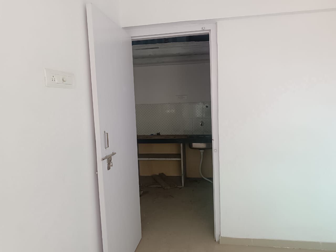 1 BHK Flat/Apartment for rent in Samjivi SRA building, Shell Colony Road