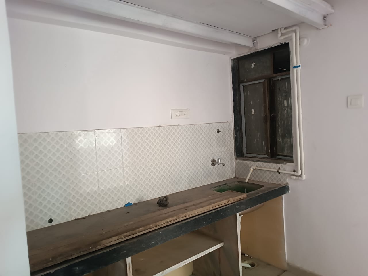 1 BHK Flat/Apartment for rent in Samjivi SRA building, Shell Colony Road