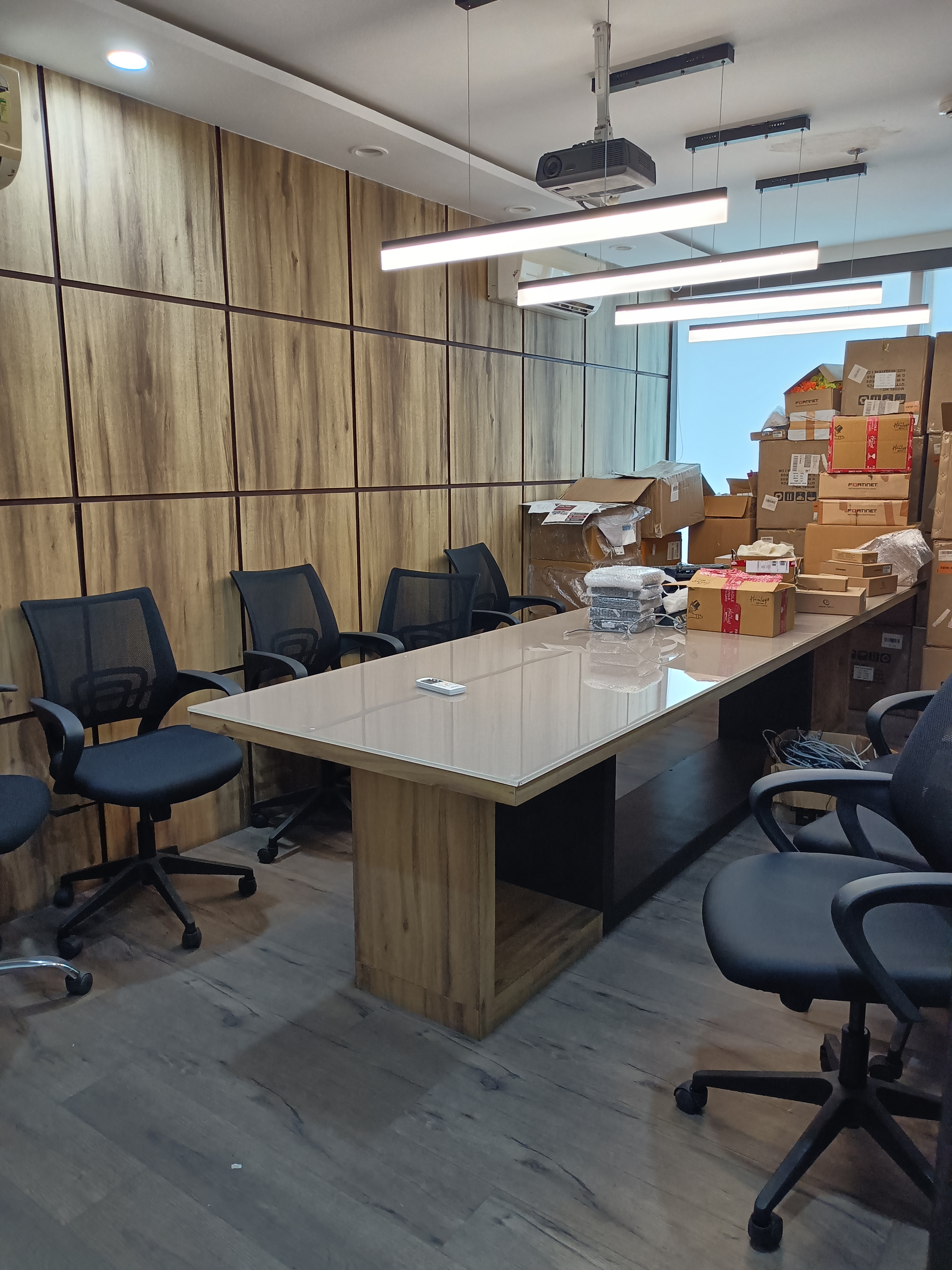 FULLY FURNISHED OFFICE ON RENT